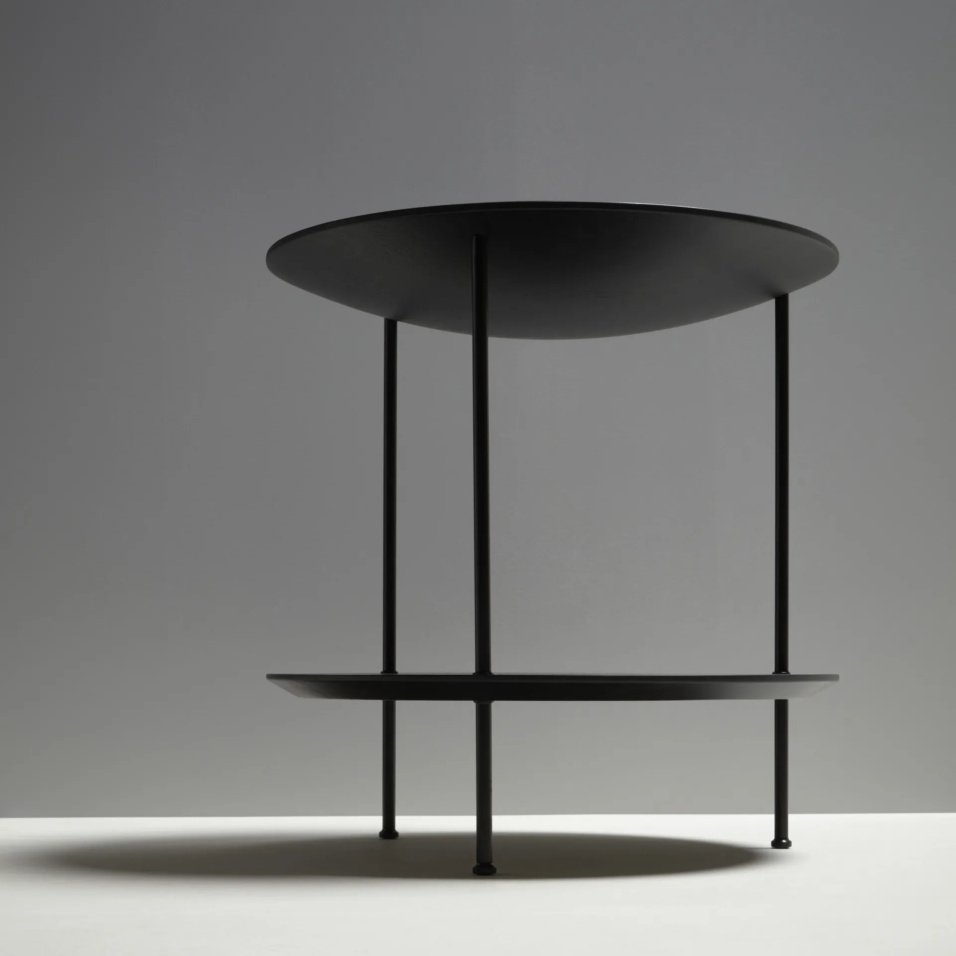 Pastille bord, ek lack, pärlvitt stativ Fogia