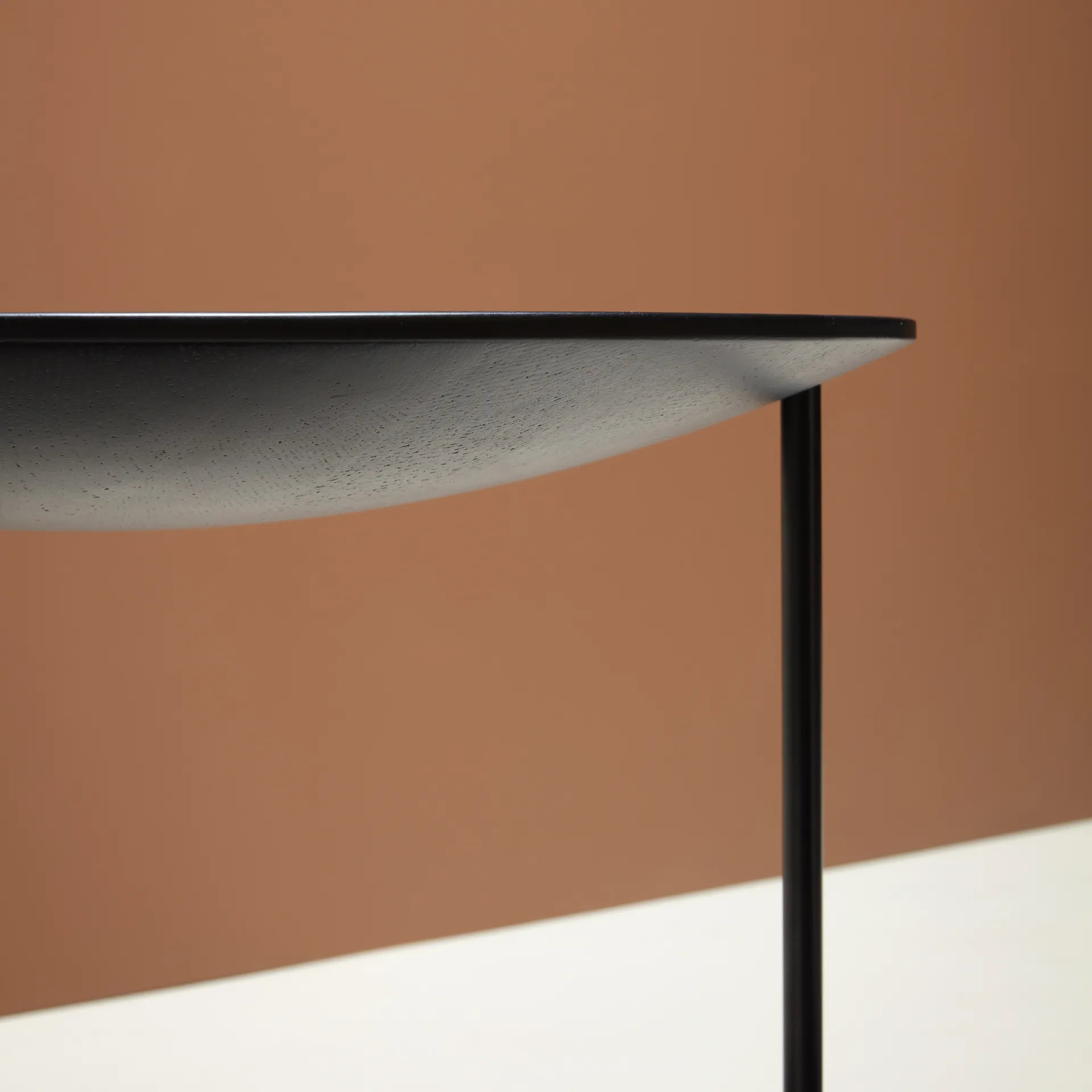 Pastille bord, ek lack, pärlvitt stativ Fogia