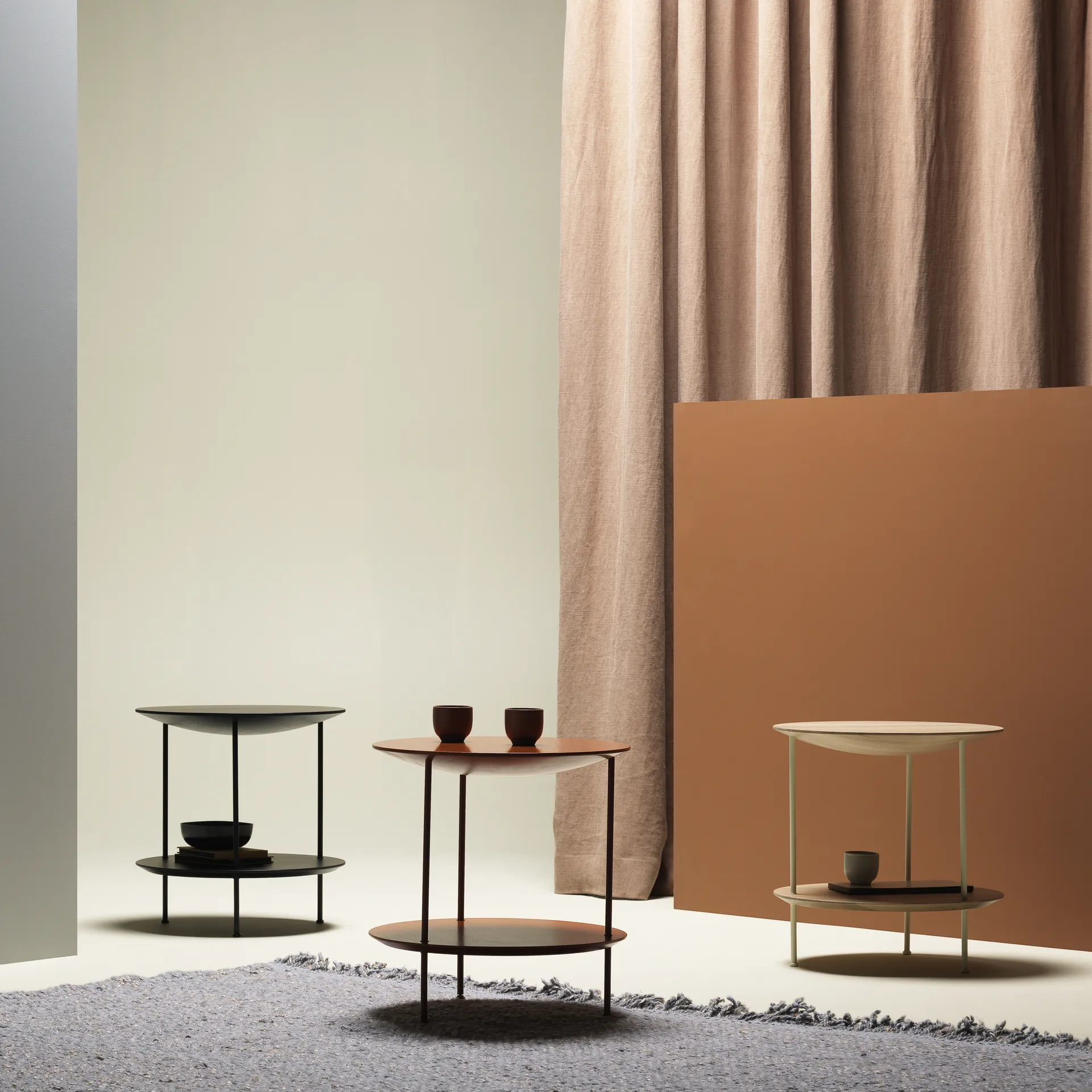 Pastille bord, ek lack, pärlvitt stativ Fogia