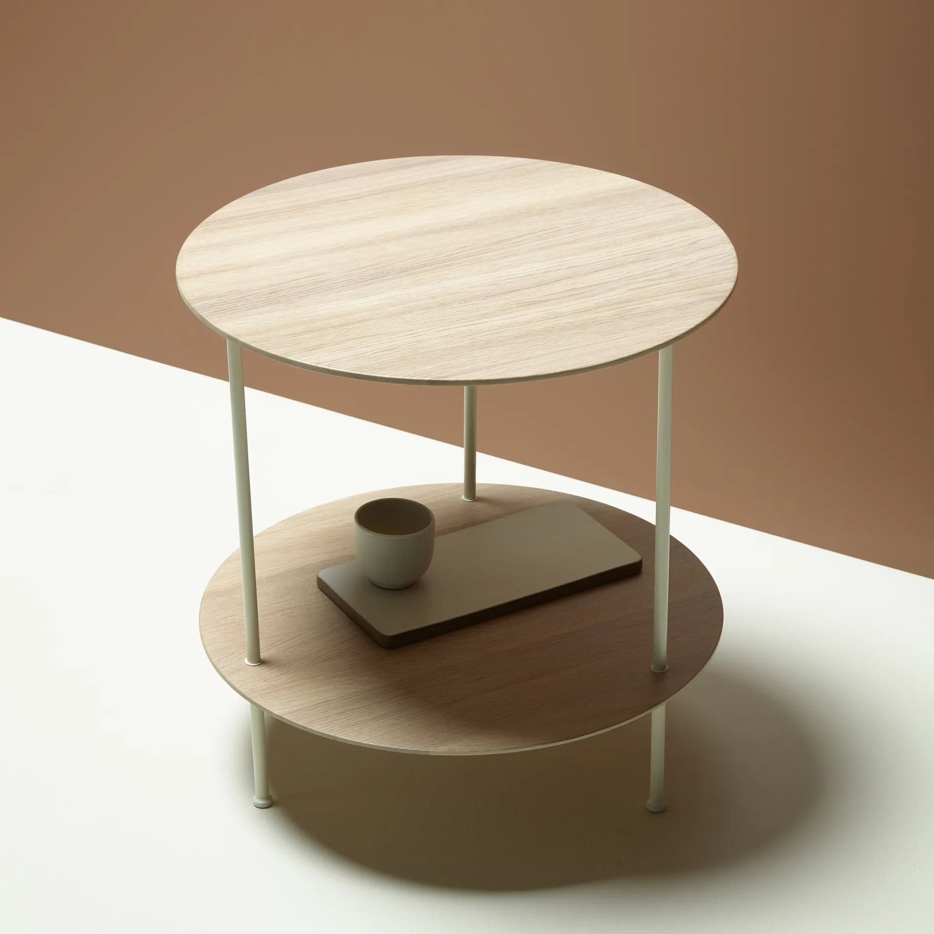 Pastille bord, ek lack, pärlvitt stativ Fogia