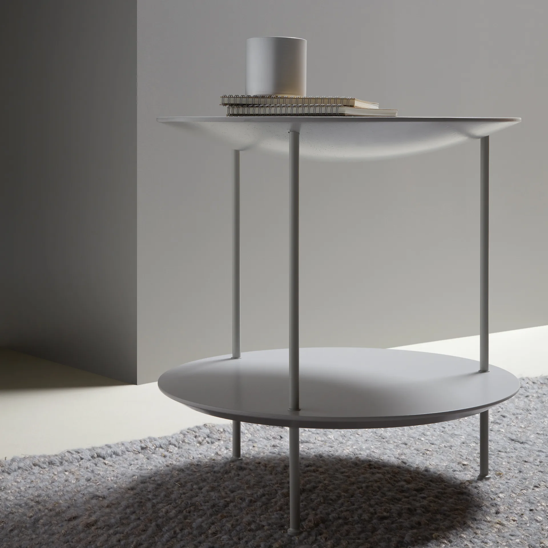 Pastille bord, ek lack, pärlvitt stativ Fogia