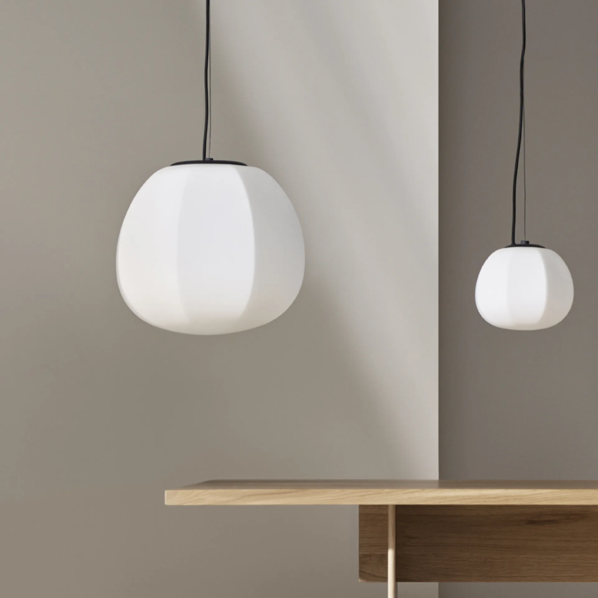 Persimon pendel, vitt opalglas, liten Fogia