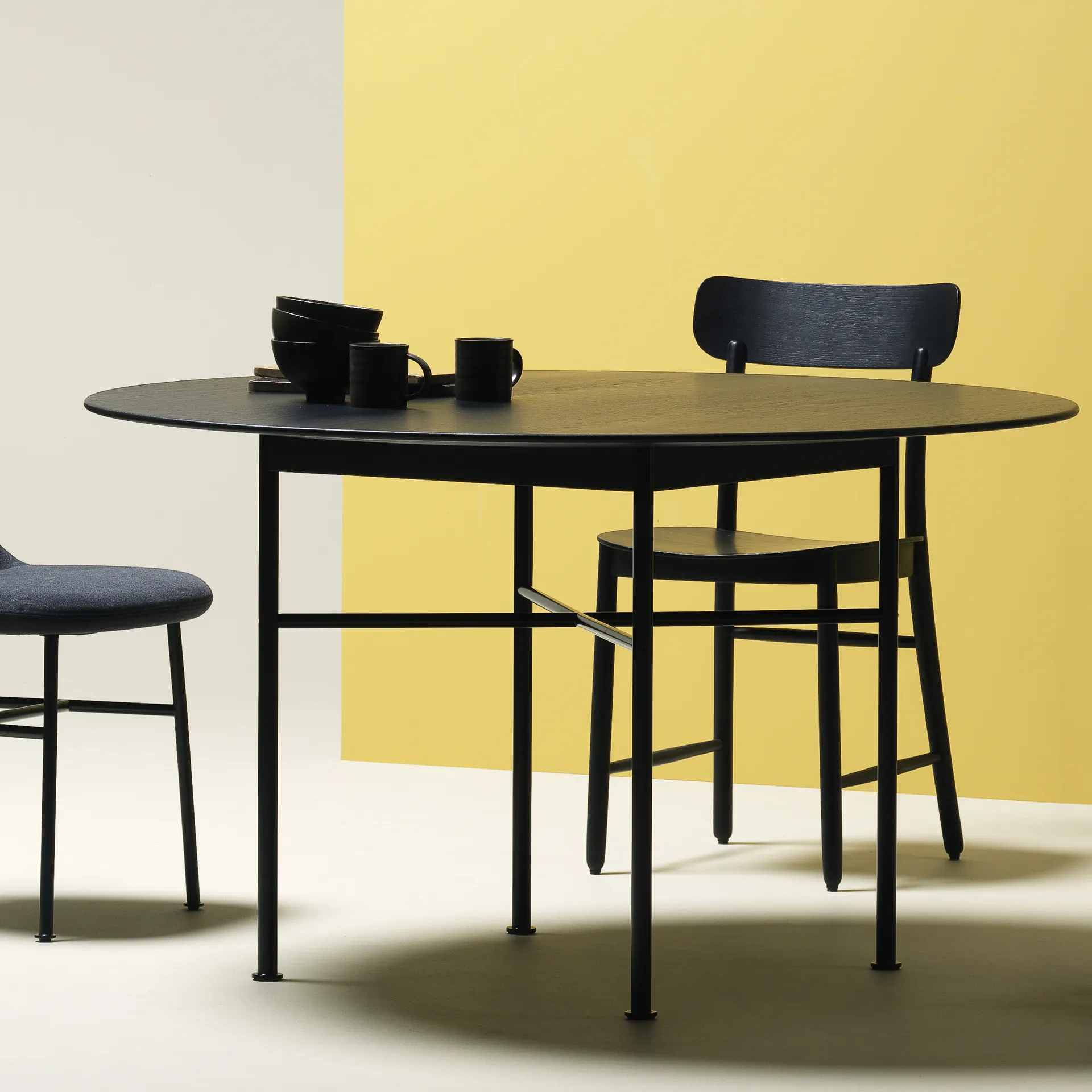 Supper matbord ek Ø127 cm, ek svartbets, svart underrede Fogia