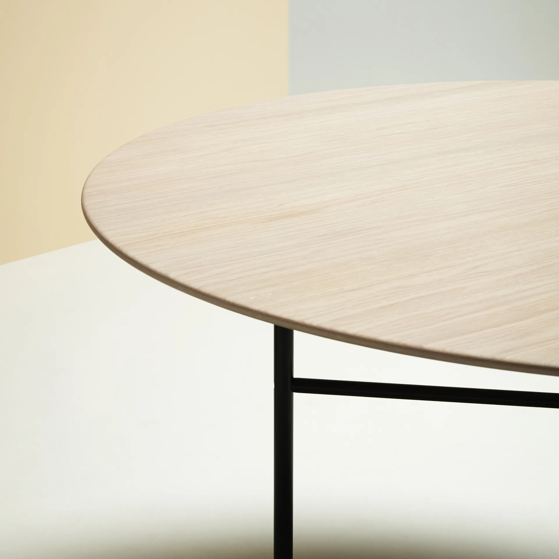 Supper matbord ek Ø127 cm, ek svartbets, svart underrede Fogia