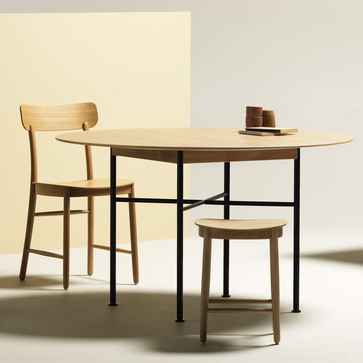 Supper matbord ek Ø127 cm, ek vitpigment, svart underrede Fogia