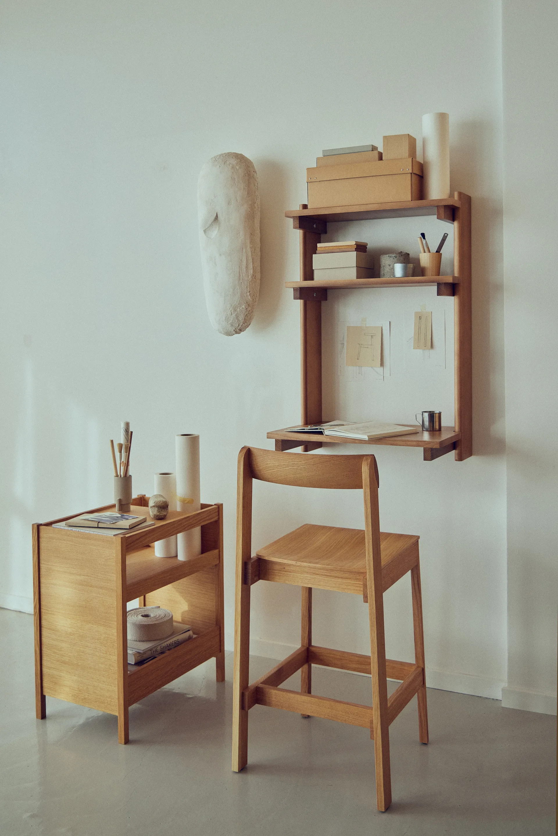 Beam Office Shelf hylla med skrivbord, Deep brown pine, 60x90,5x40 cm Form & Refine