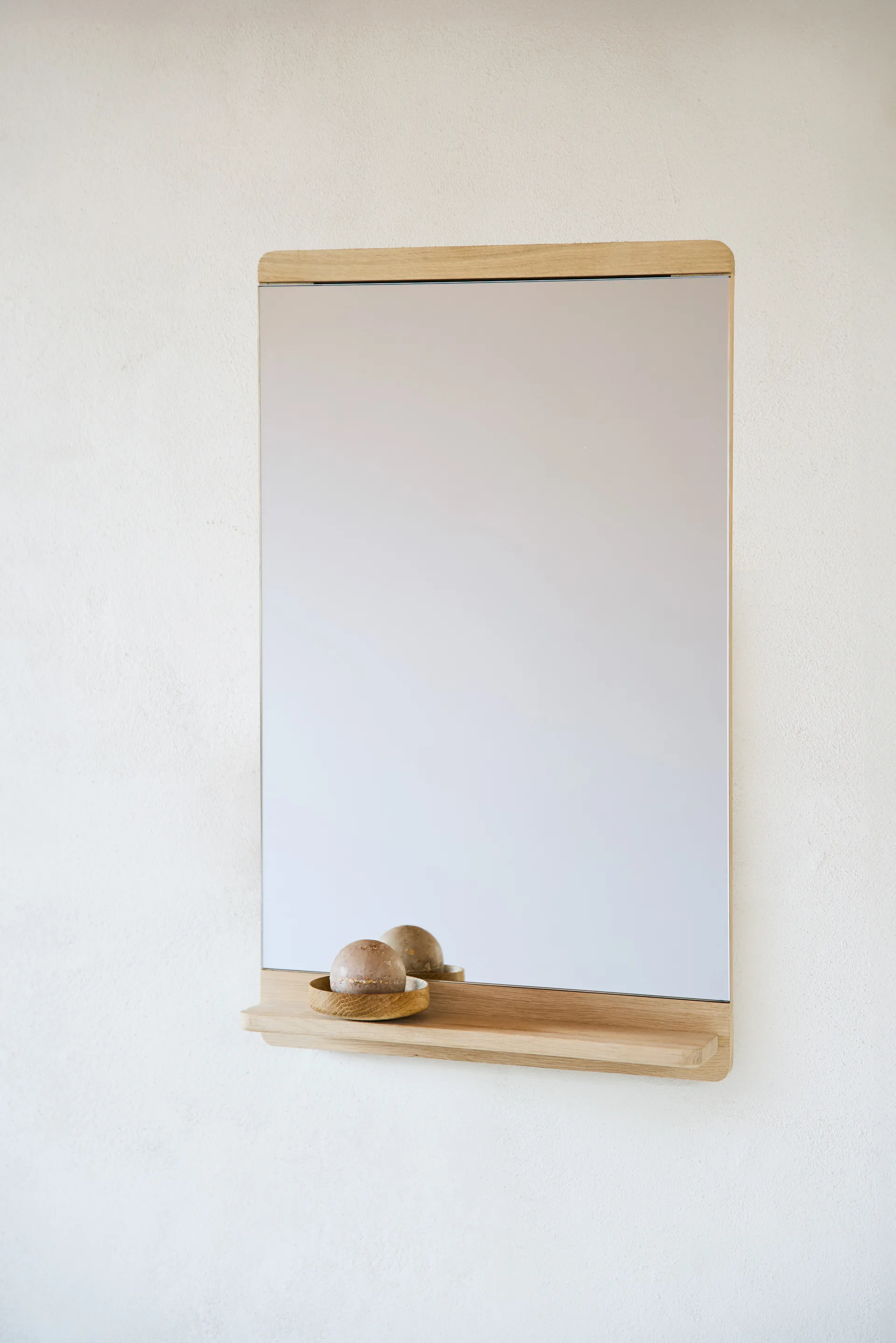 Rim väggspegel 40x68 cm, Vit ek Form & Refine