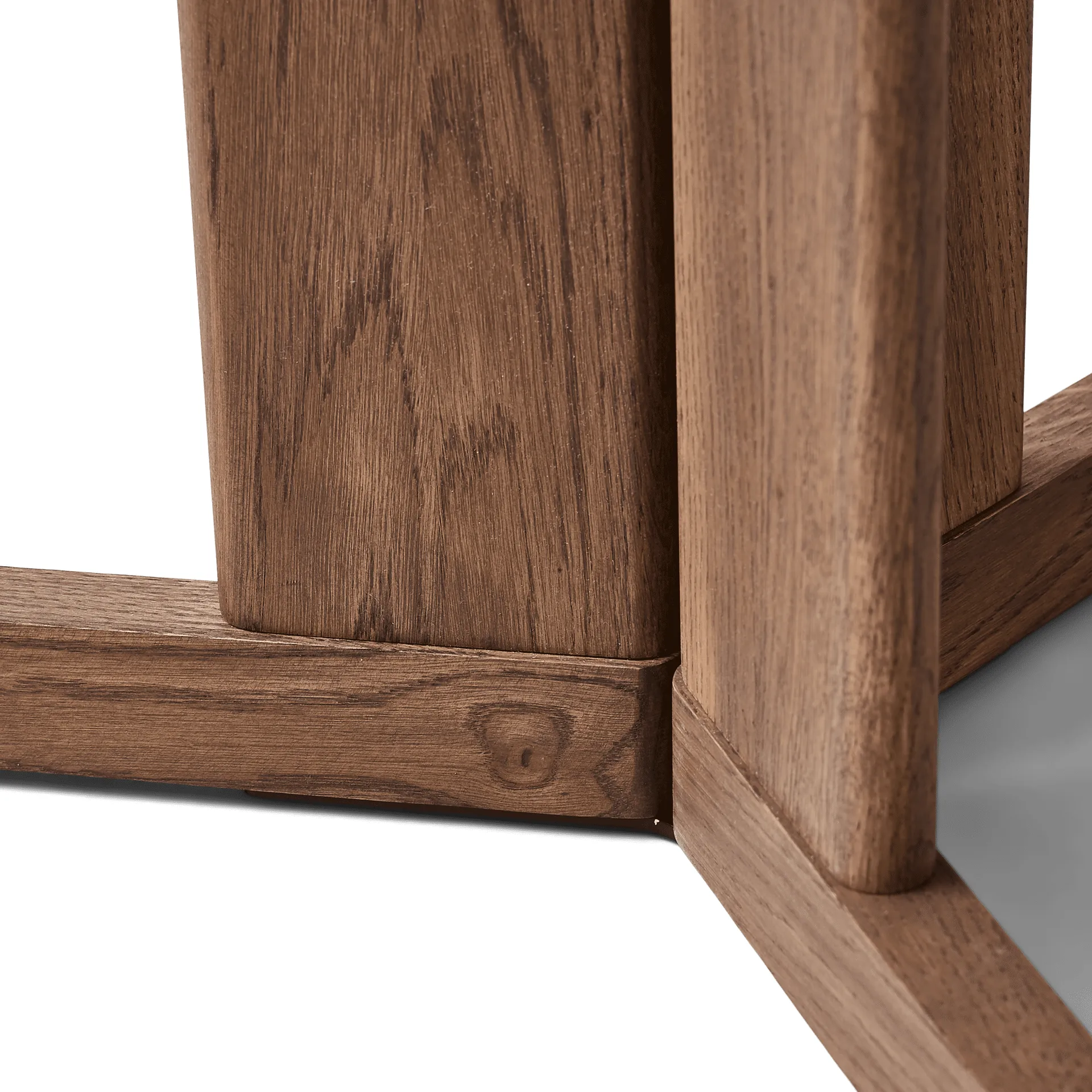 Trefoil matbord Ø75 cm, Rökt ek Form & Refine