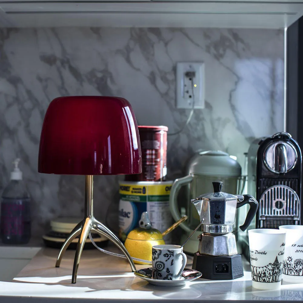 Lumiere Piccola Dimbar bordslampa, Varmvit skärm-svartkrom fot Foscarini