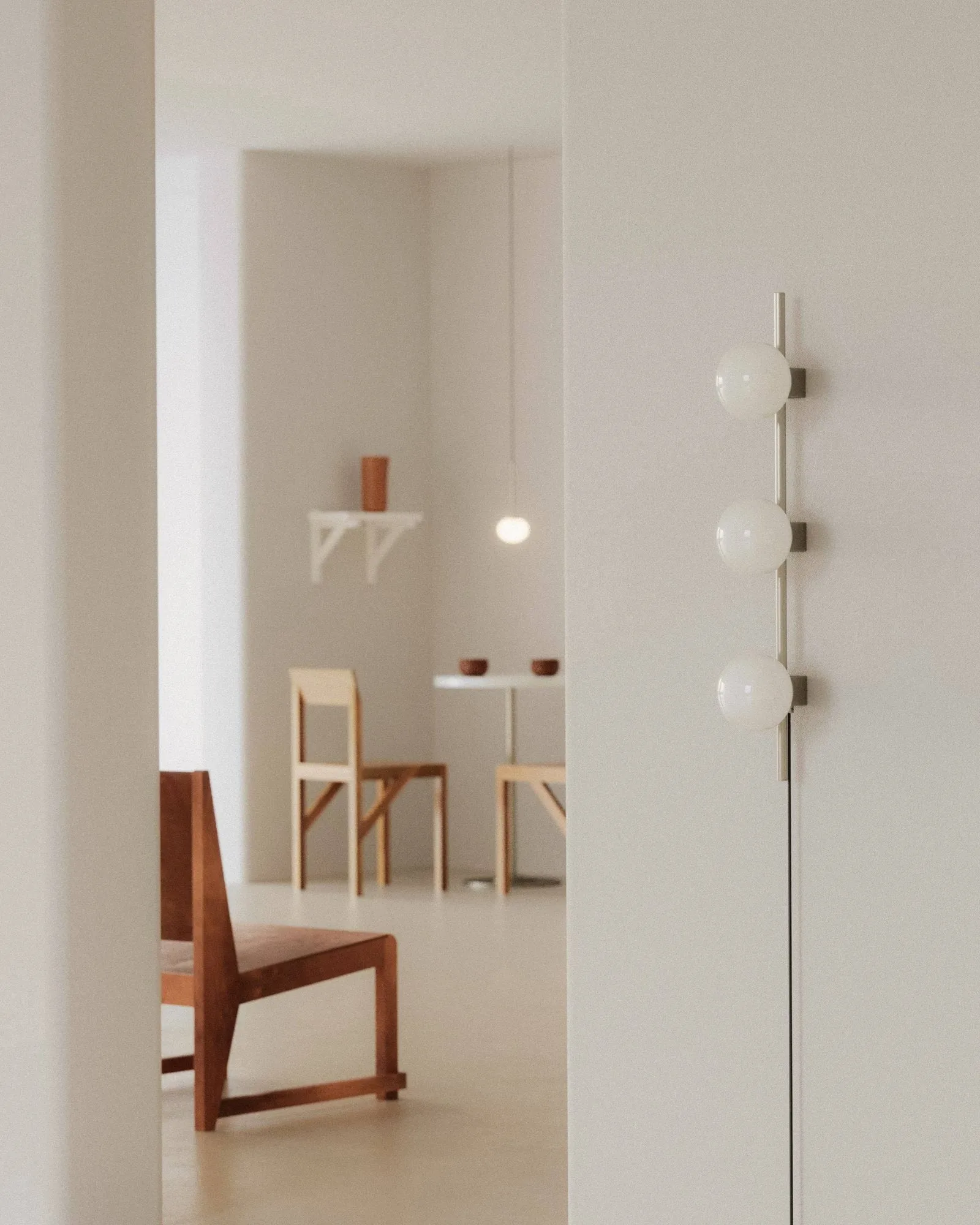 Ovoid Single vägglampa, Rostfritt stål-opalglas FRAMA