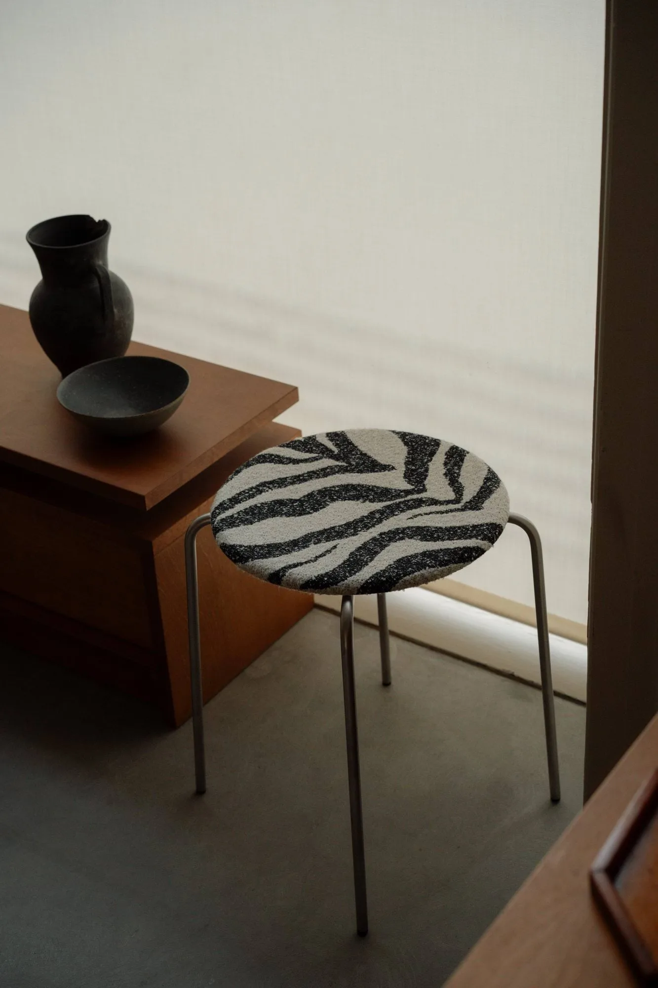 Petit Rond rund pall, Rostfritt stål-tyg Zebra FRAMA
