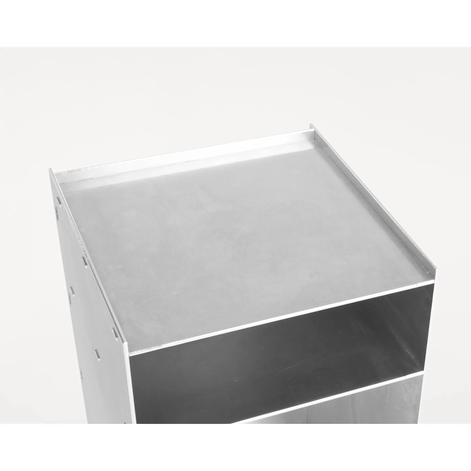 Rivet Cart avlastningsbord med hjul, Aluminium, 32,8x33,8x65 cm FRAMA