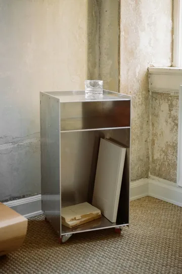 Rivet Cart avlastningsbord med hjul - Aluminium, 32,8x33,8x65 cm - FRAMA