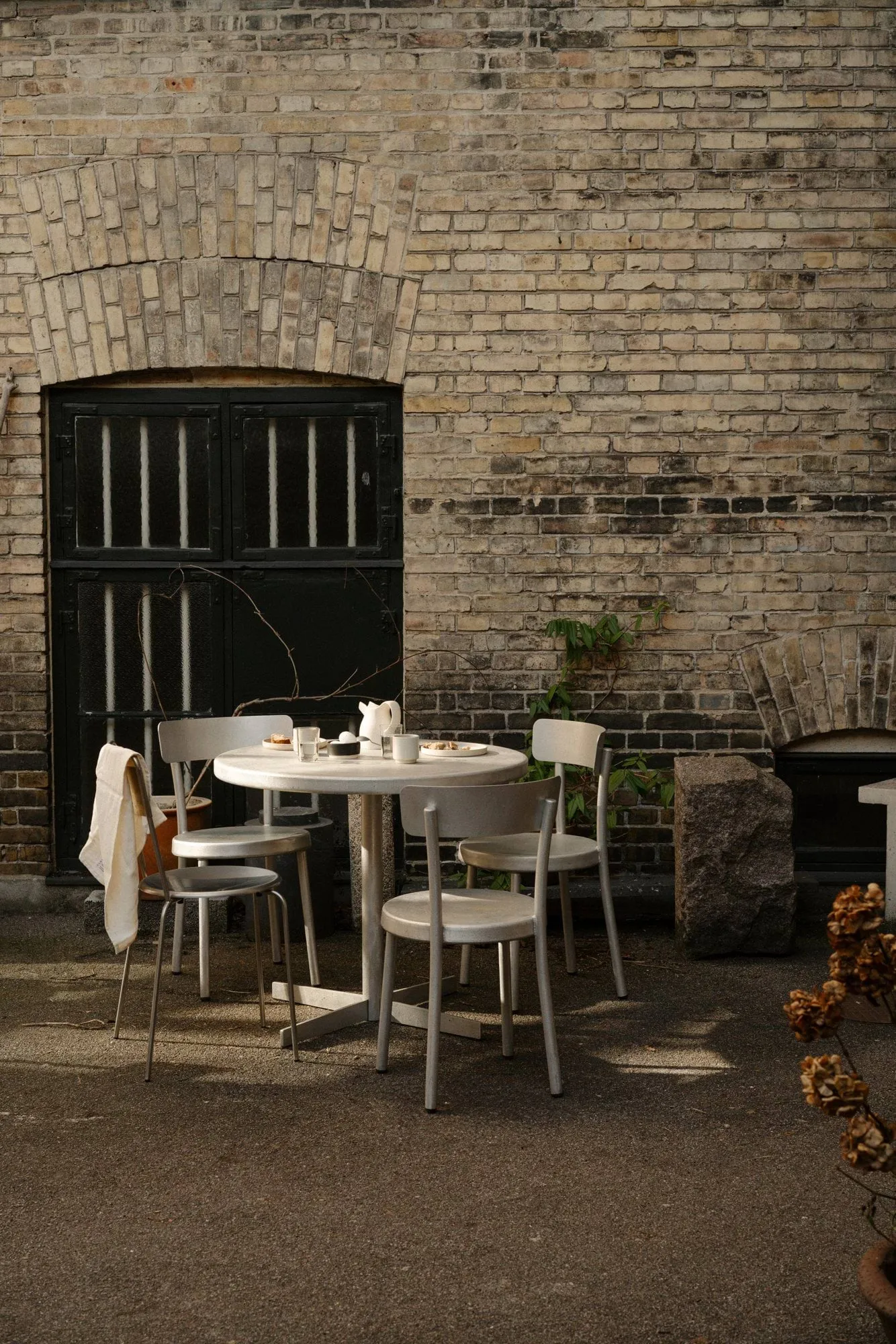Tasca Table matbord, Aluminium, large, Ø87,5x75,5 cm FRAMA