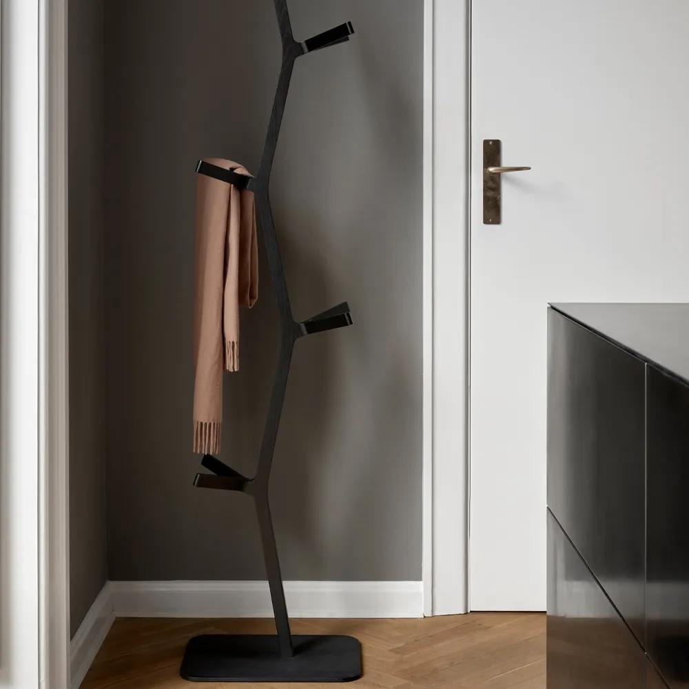 Nara klädhängare, Klarlackad ek-vitlackad fot Fredericia Furniture
