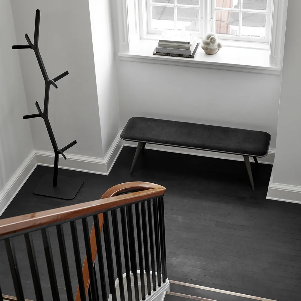 Nara klädhängare, Klarlackad ek-vitlackad fot Fredericia Furniture