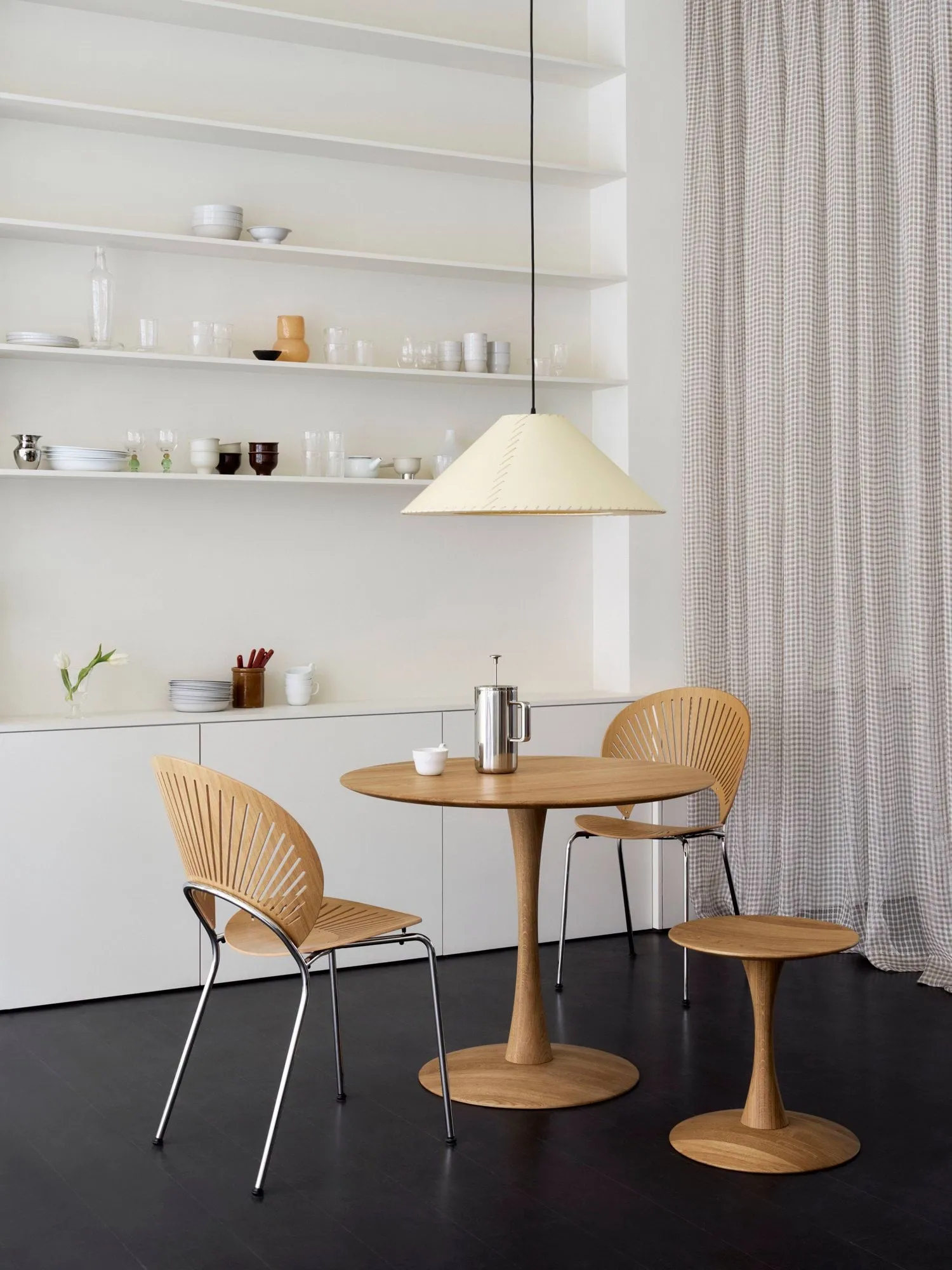 ND106 Trisse matbord, Oljad ek, Ø90x73 cm Fredericia Furniture
