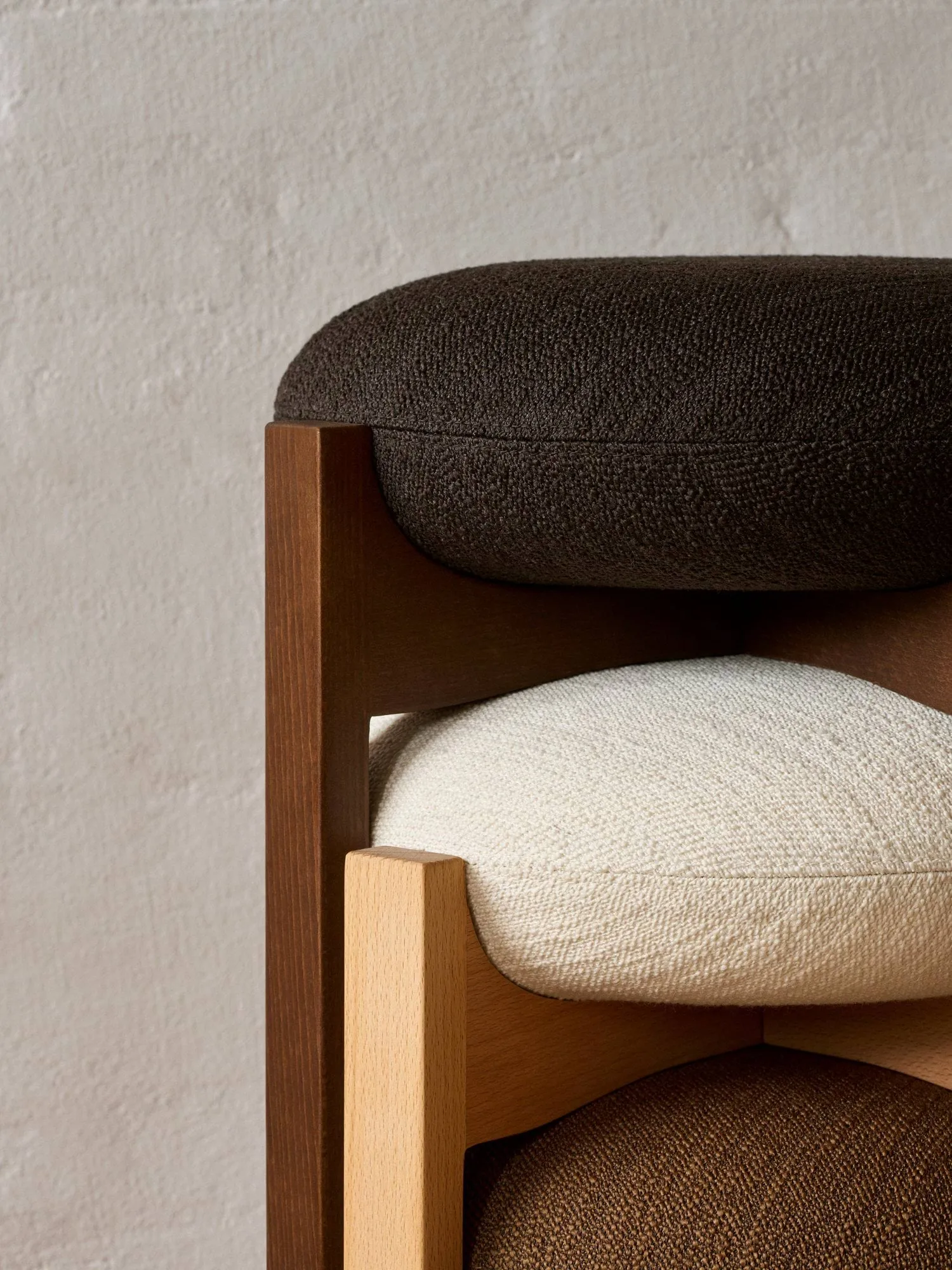 Pioneer pall hög, Odino NE22 off white-oljad bok Fredericia Furniture