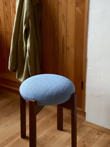 Pioneer pall låg - Odino PV82 light blue-lackerad ek - Fredericia Furniture