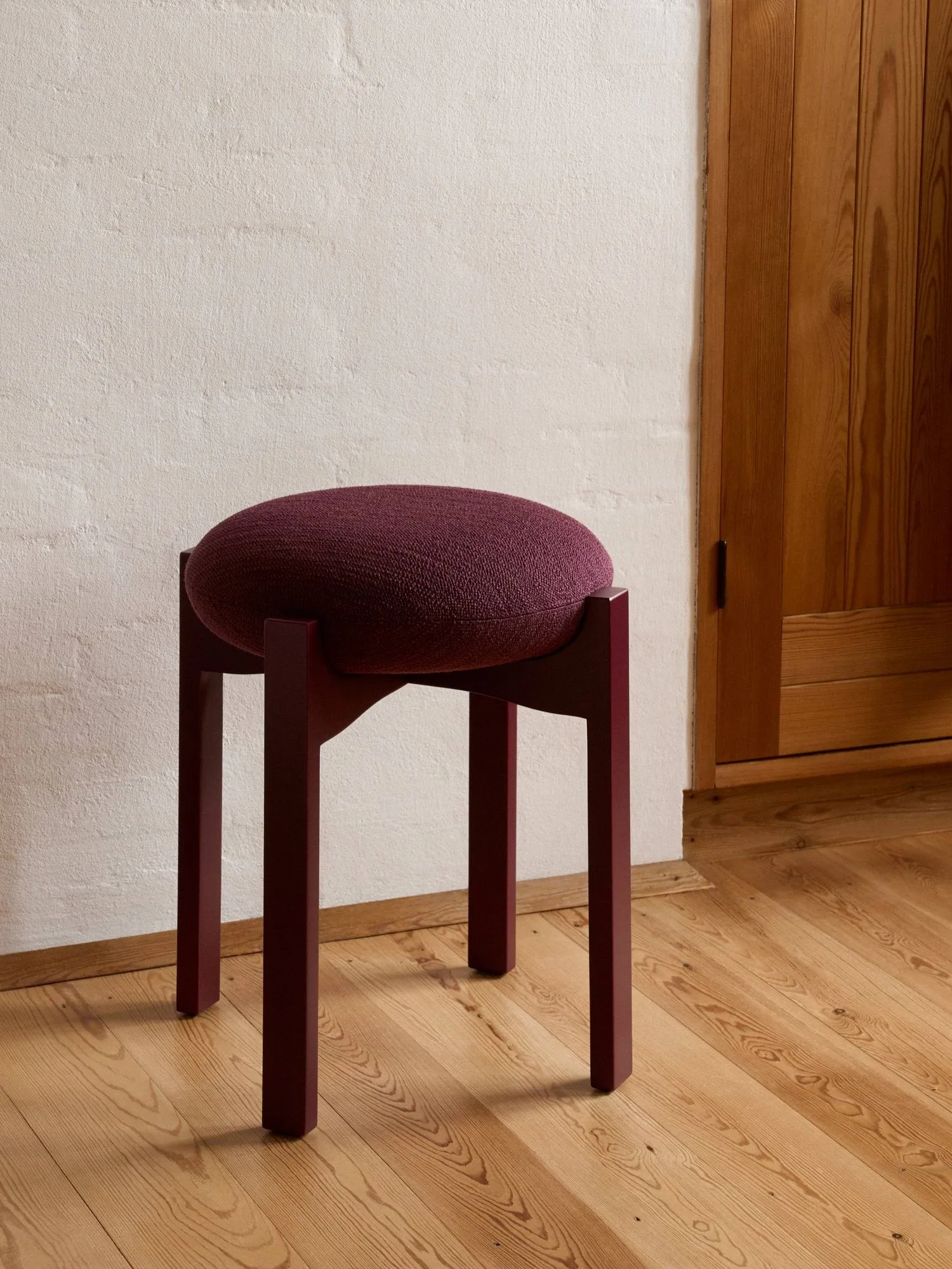 Pioneer pall låg, Odino RC43 bordeaux-bordeaux bok Fredericia Furniture
