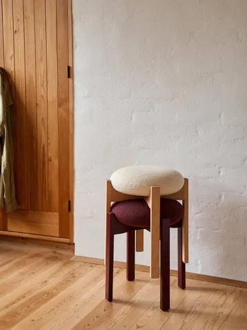 Pioneer pall låg - Odino RC43 bordeaux-bordeaux bok - Fredericia Furniture
