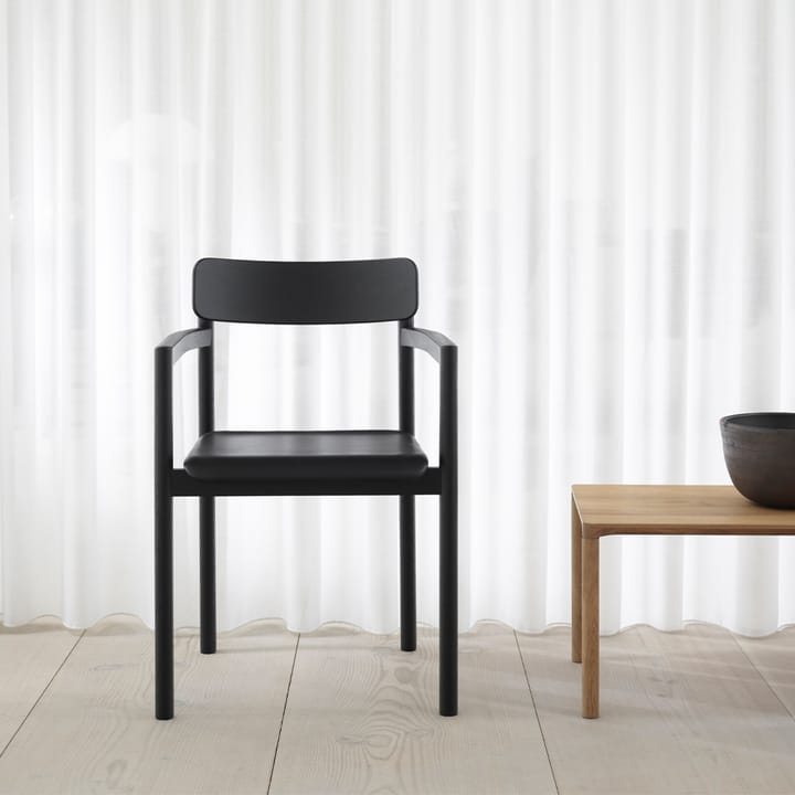 Post 3445 karmstol - ek svart lack - Fredericia Furniture