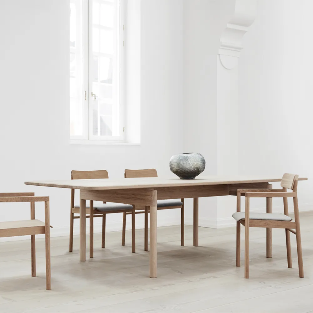 Post 3446 karmstol, Läder premium 88-svart lack ek Fredericia Furniture