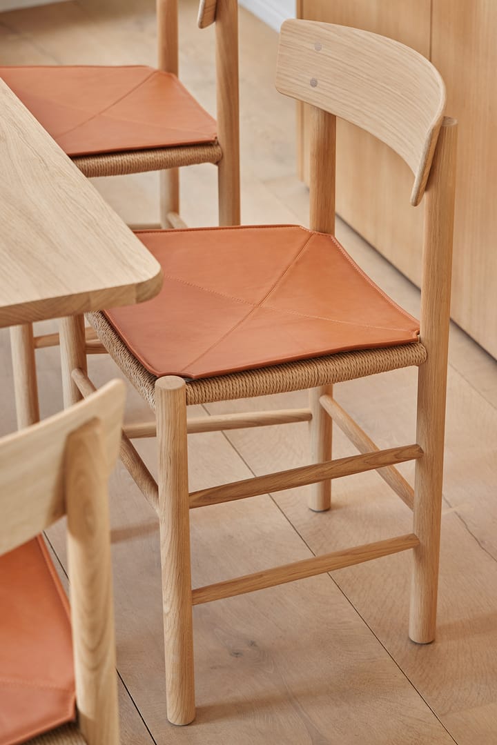 Sittdyna i läder till J39 stol - Leather Elegance walnut - Fredericia Furniture