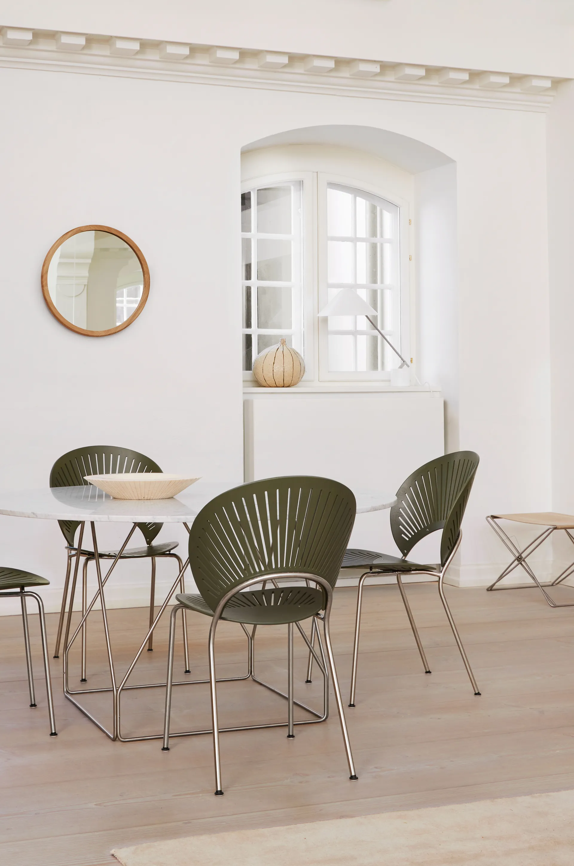 Trinidad 3398 stol, Khaki green-krom Fredericia Furniture