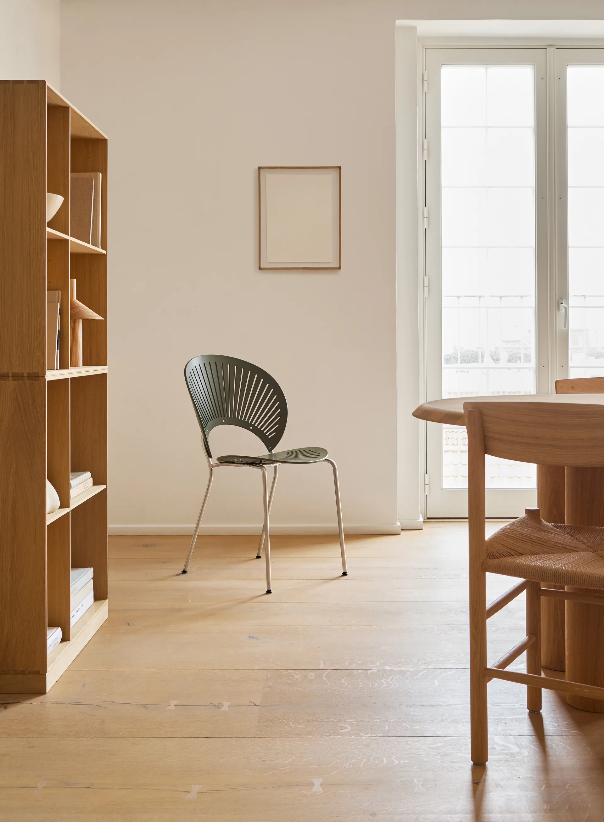 Trinidad 3398 stol, Khaki green-krom Fredericia Furniture