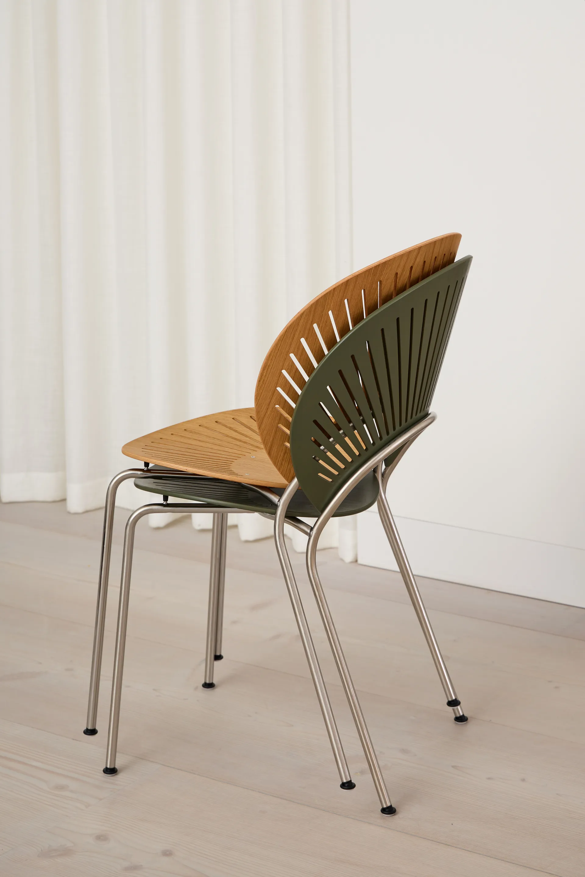 Trinidad 3398 stol, Khaki green-krom Fredericia Furniture