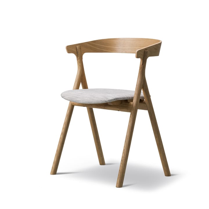 Yksi 3341 stol - Canvas 114 sand-lackad ek - Fredericia Furniture