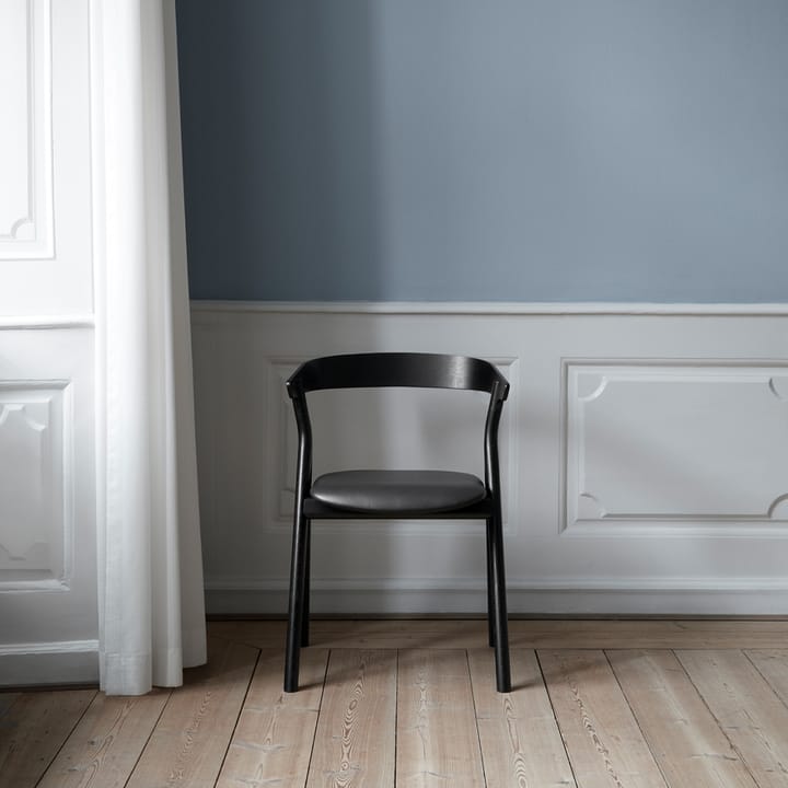 Yksi 3341 stol, Läder premium 88-ek svartlack Fredericia Furniture