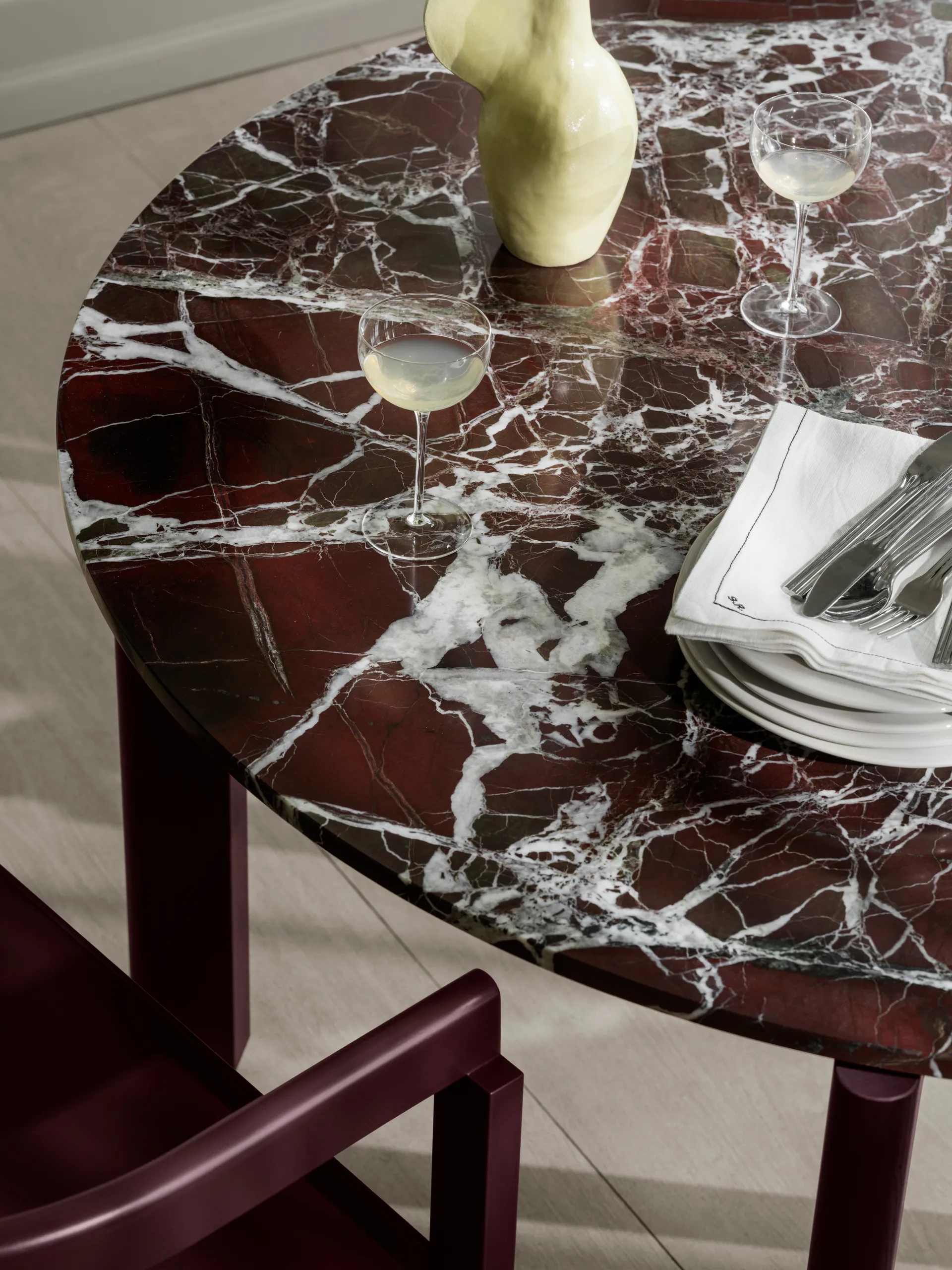 After matbord Ø120 cm, Polerad marmor-burgundy Fritz Hansen
