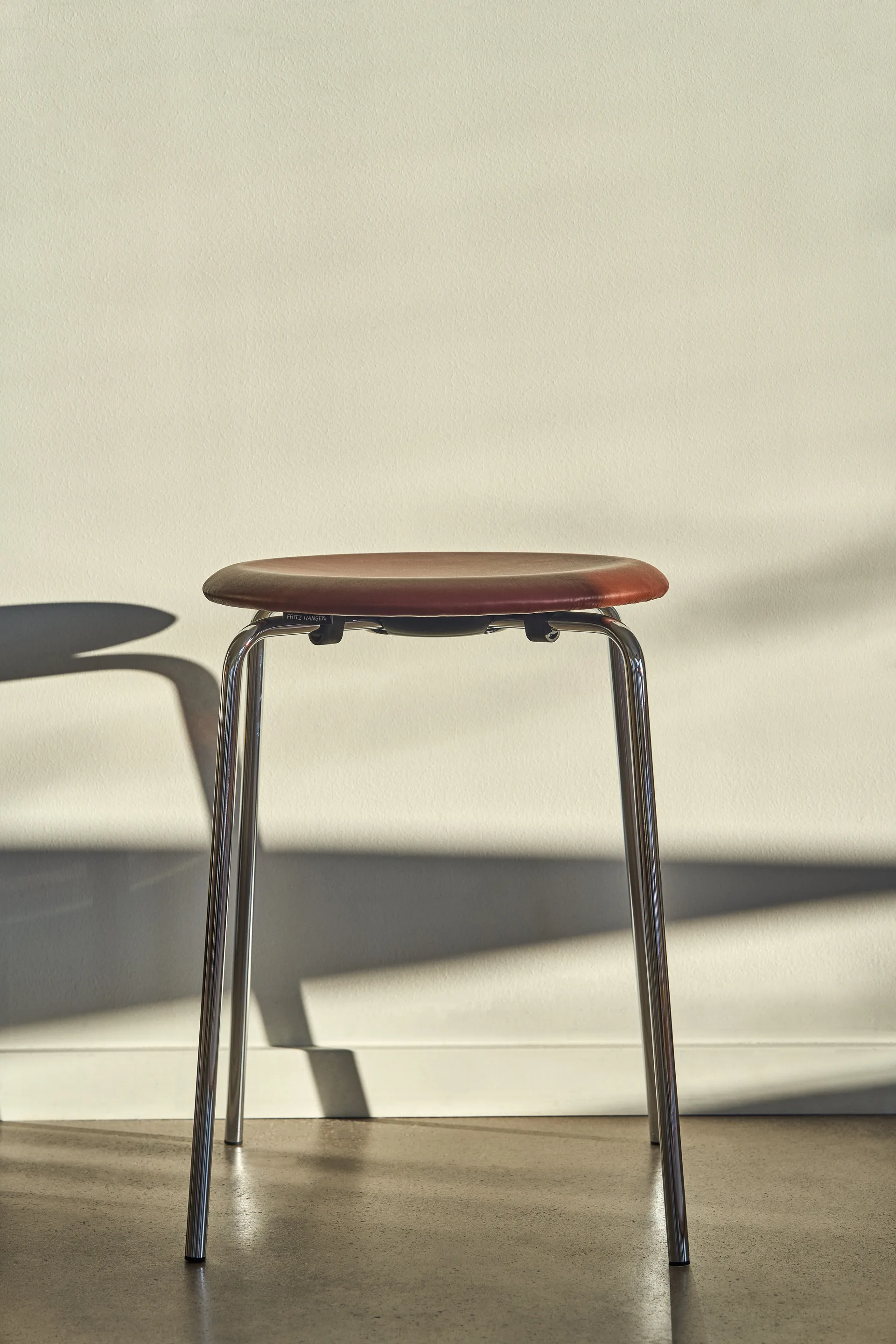 Dot pall läder, Chestnut Fritz Hansen