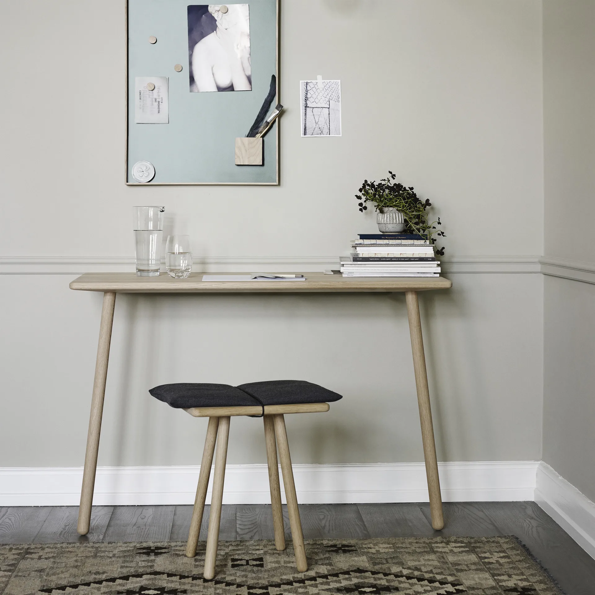 Georg konsollbord, ek Fritz Hansen