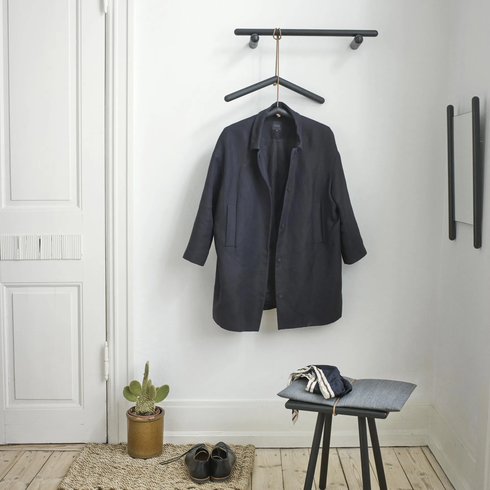 Georg pall, Svartlackerad ek Fritz Hansen