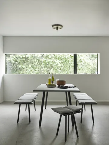 Georg ulldyna med rem till bänk - Mörkgrå-svart - Fritz Hansen