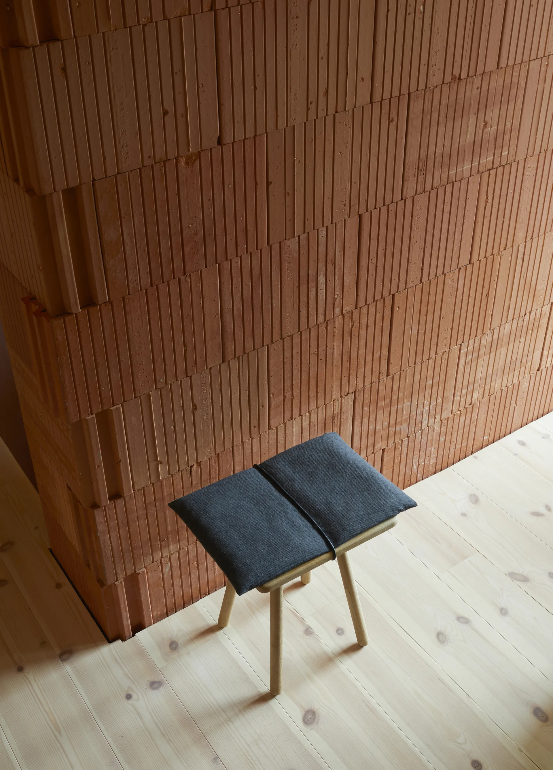 Georg ulldyna med rem till pall/barstol, Mörkgrå-svart Fritz Hansen