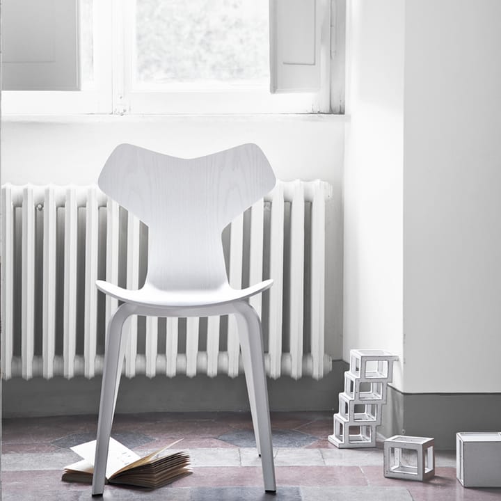 Grand Prix 3130 stol - light beige, målad ask, grafitgrått stativ - Fritz Hansen