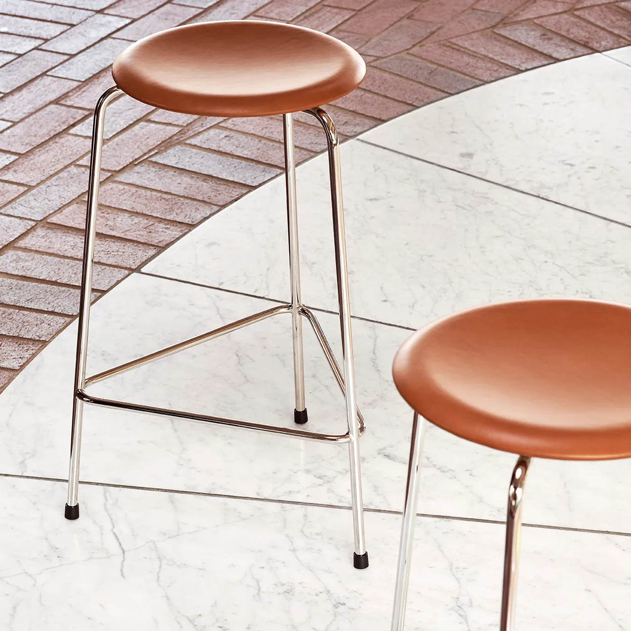 High Dot pall läder, Walnut, 2-pack Fritz Hansen