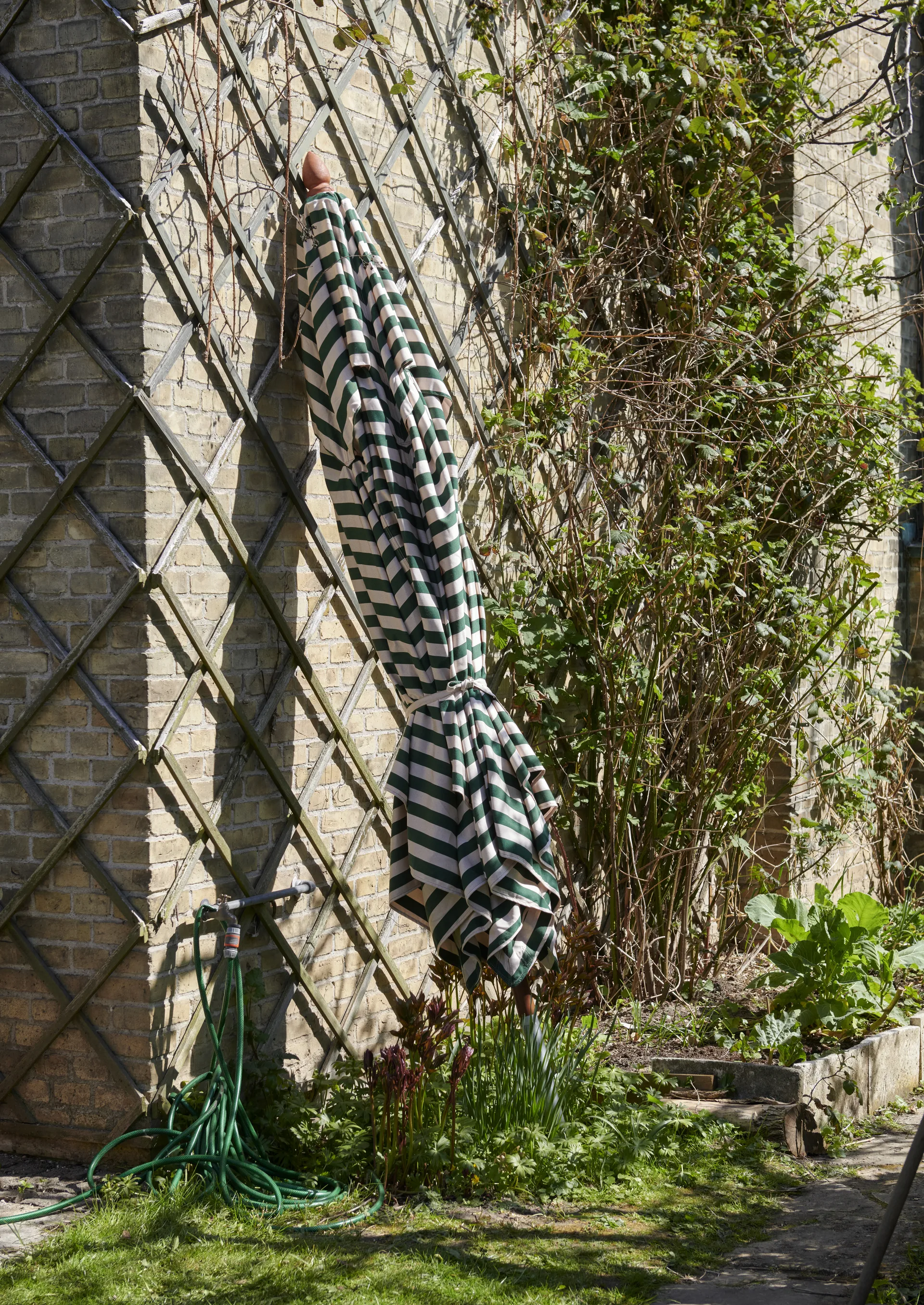 Messina parasoll, Light apricot/dark green, 300x300 cm Fritz Hansen