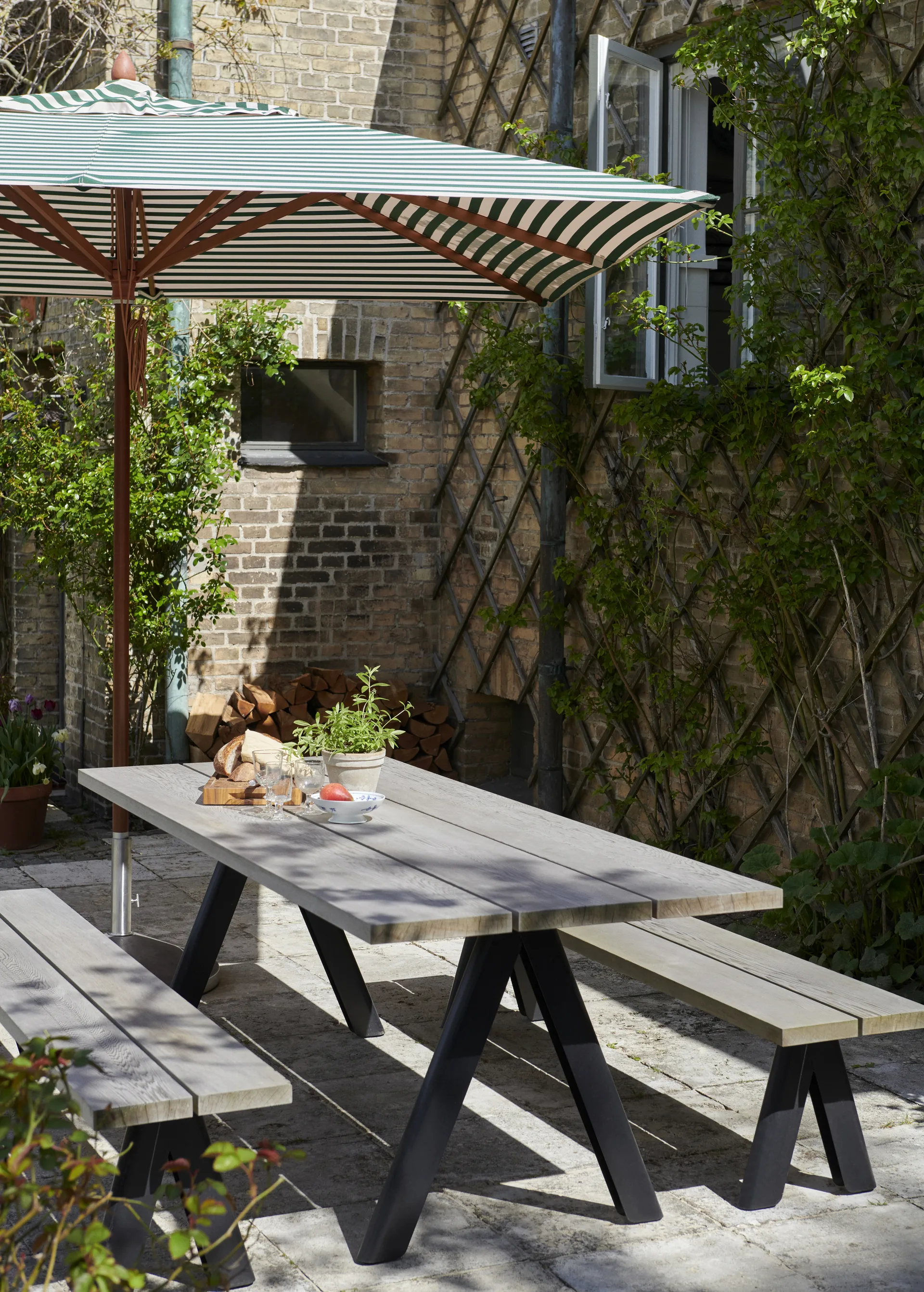 Messina parasoll, Light apricot/dark green, 300x300 cm Fritz Hansen