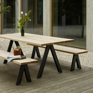 Overlap matbord - cederträ, hunter green stativ - Fritz Hansen