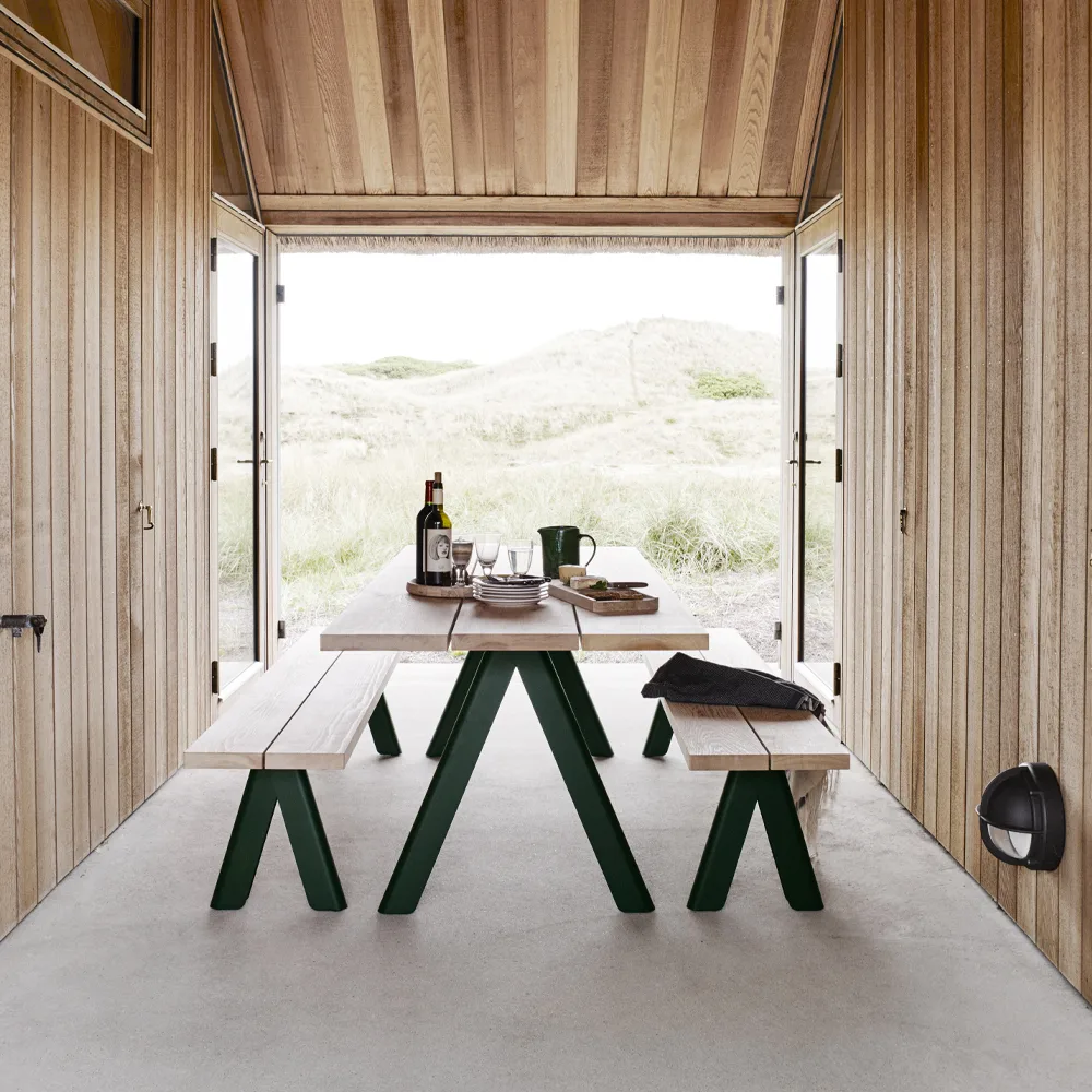 Overlap matbord, cederträ, hunter green stativ Fritz Hansen