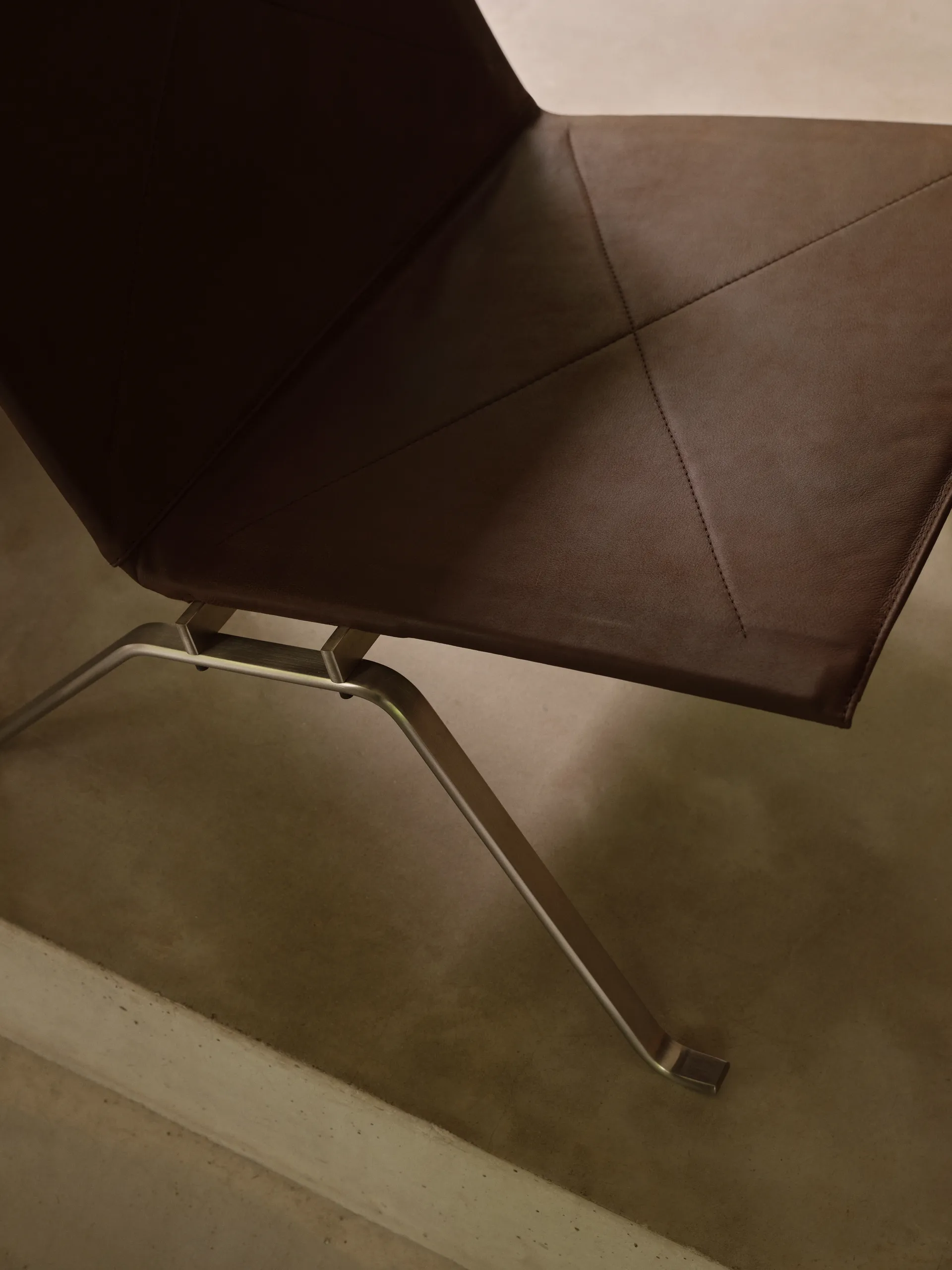 PK22 fåtölj, Haze dark brown läder-rostfritt stål Fritz Hansen