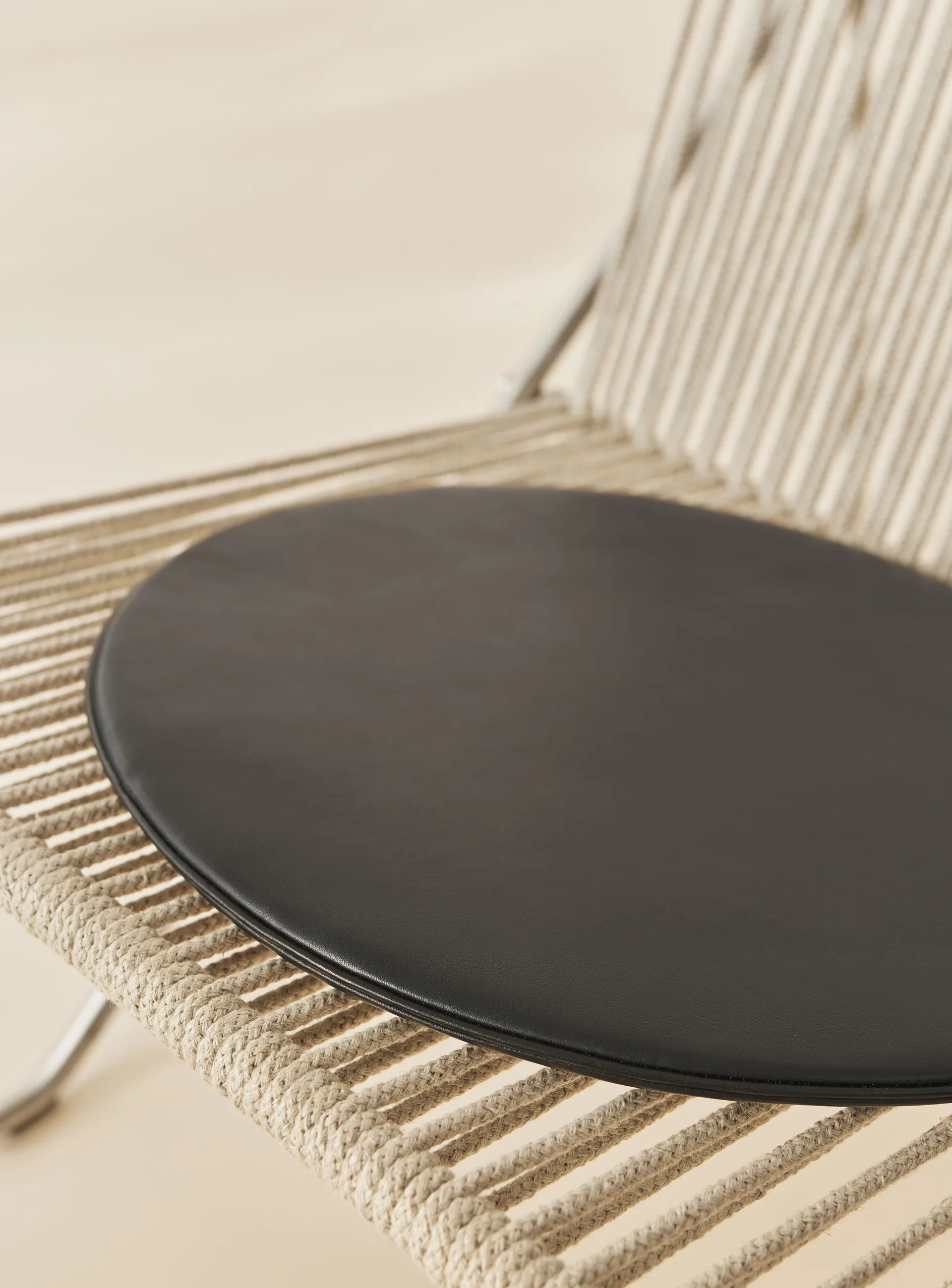 PK4 loungestol med läderdyna, Rostfritt stål-natur-svart Fritz Hansen