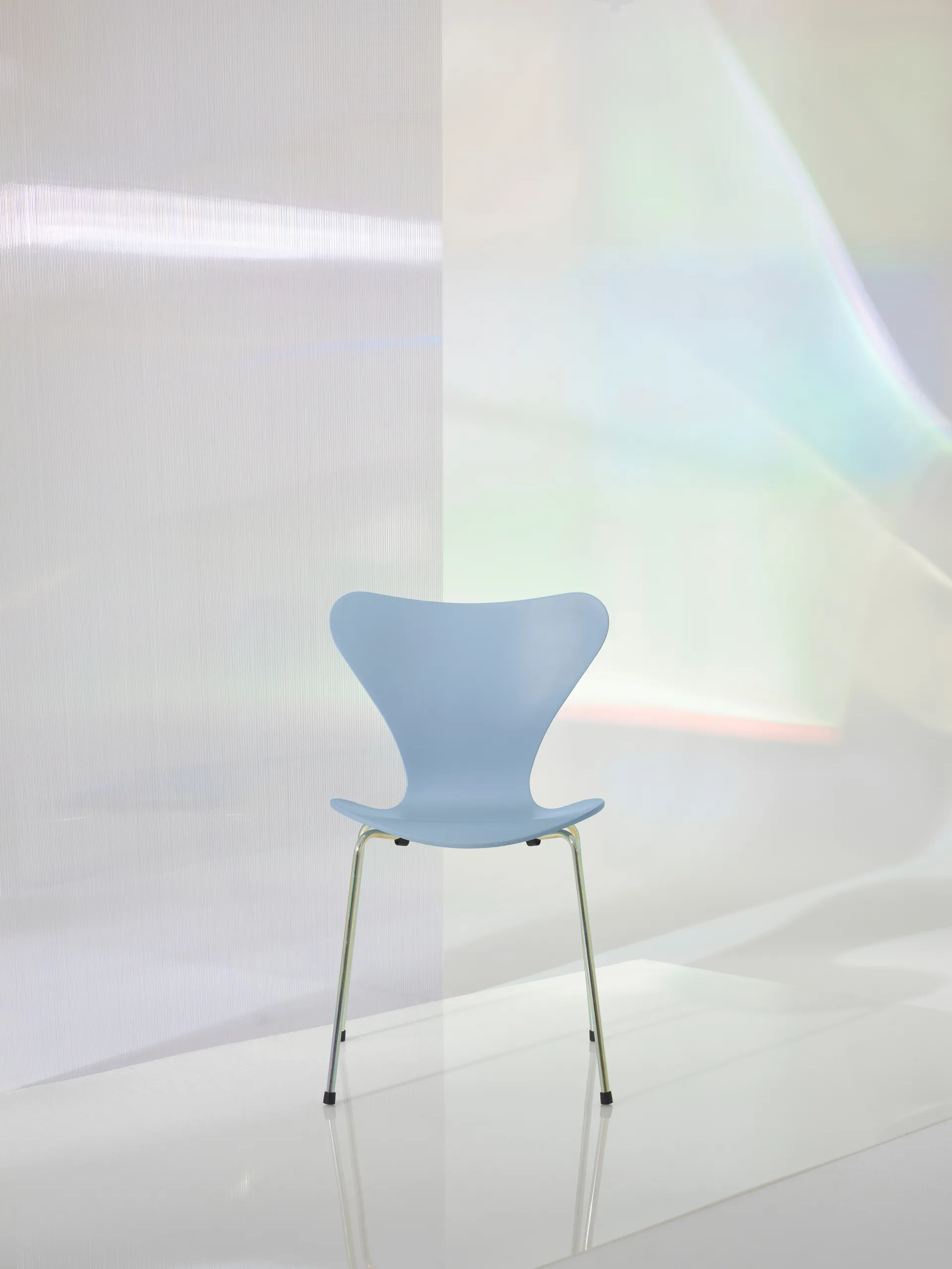 Sjuan 3107 7:14 AM stol, Blue-rainbow Fritz Hansen