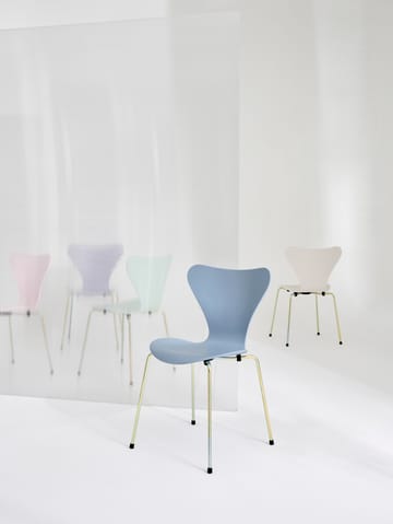 Sjuan 3107 7:14 AM stol - Blue-rainbow - Fritz Hansen