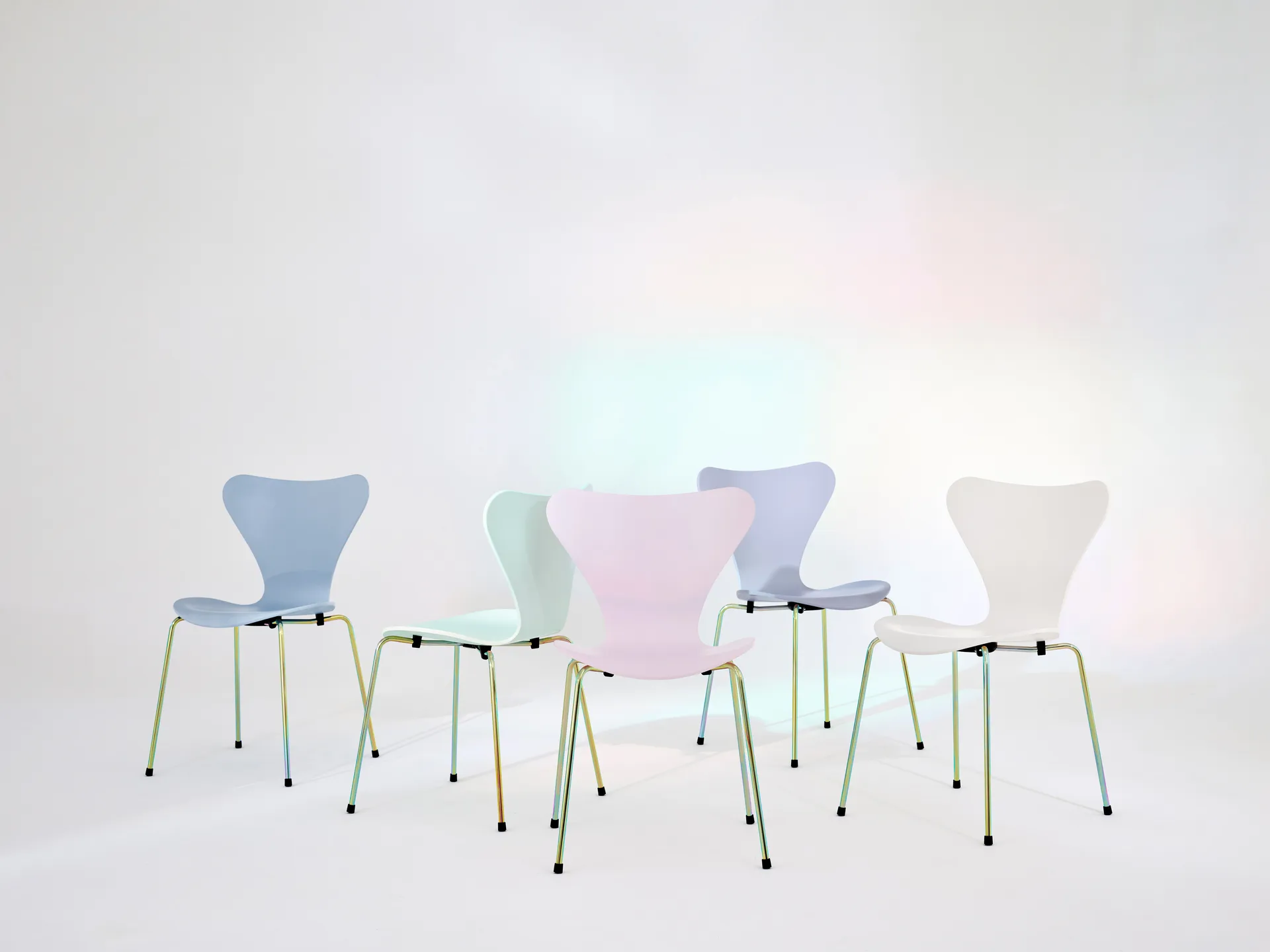 Sjuan 3107 7:14 AM stol, Green-rainbow Fritz Hansen